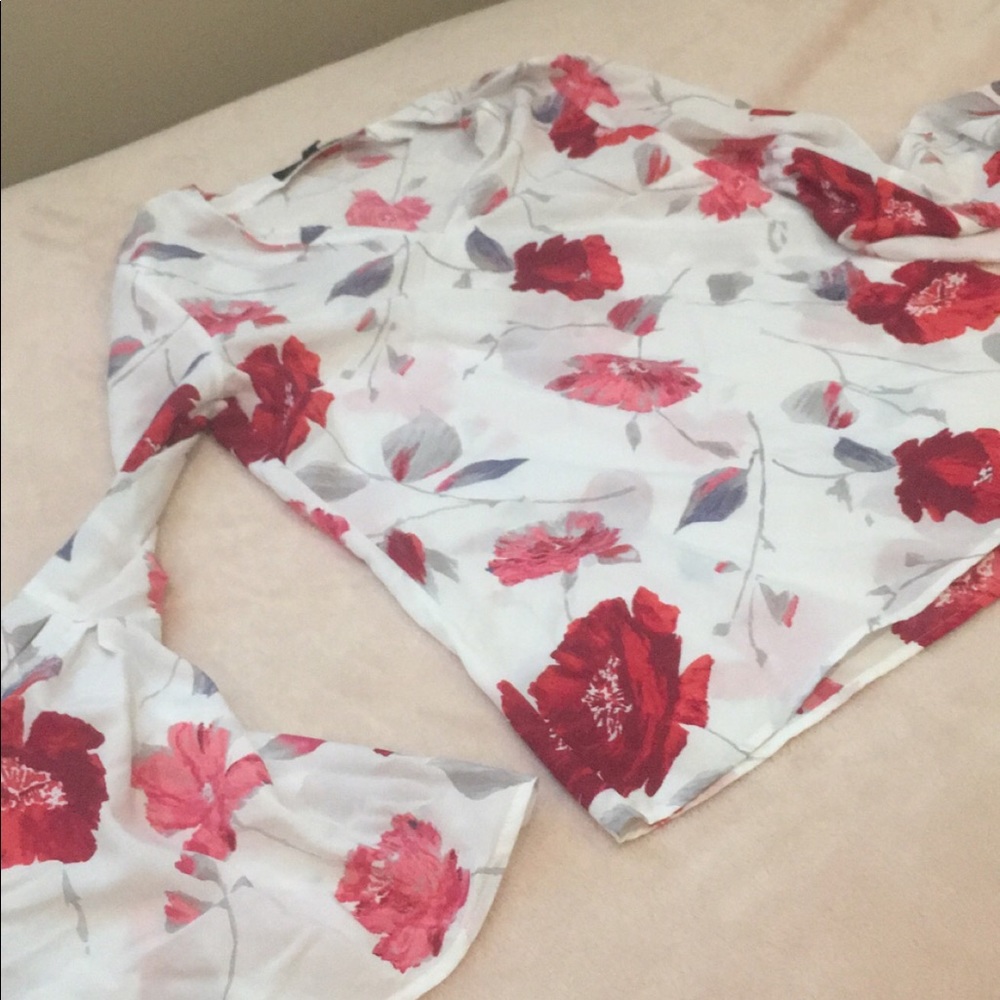 Banana Republic bell sleeve top 😍 floral
